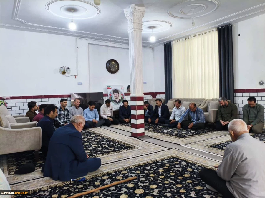 ادای احترام کارکنان دانشگاه ملی مهارت استان لرستان به مقام والای شهید با حضور در منزل شهید مهدی کمالی
 2
