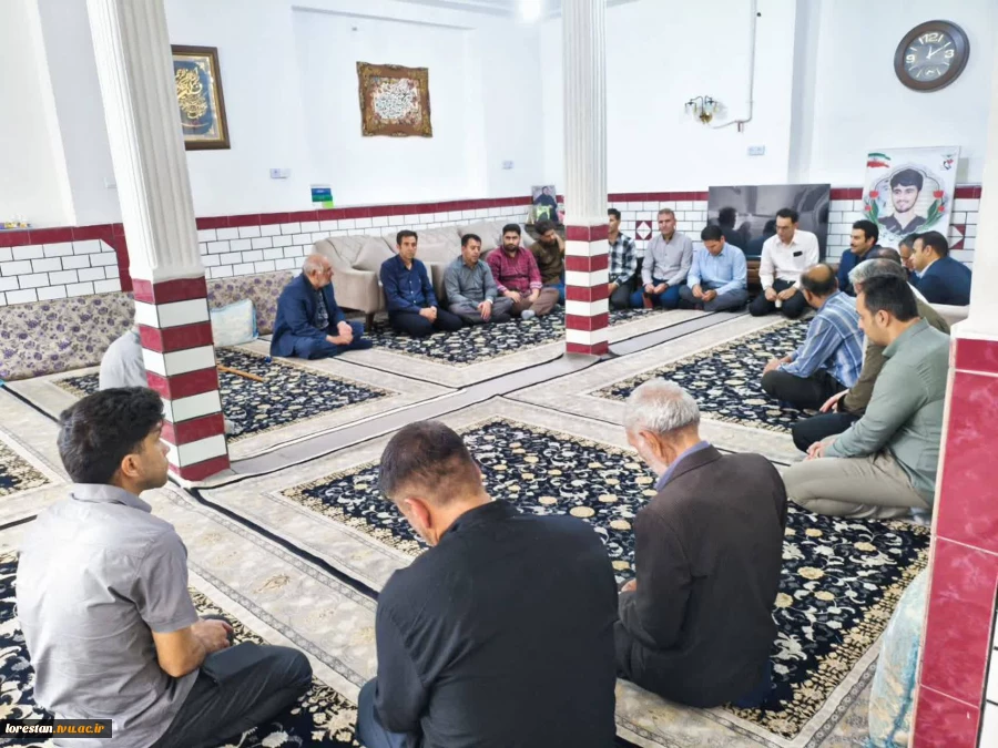 ادای احترام کارکنان دانشگاه ملی مهارت استان لرستان به مقام والای شهید با حضور در منزل شهید مهدی کمالی
 2