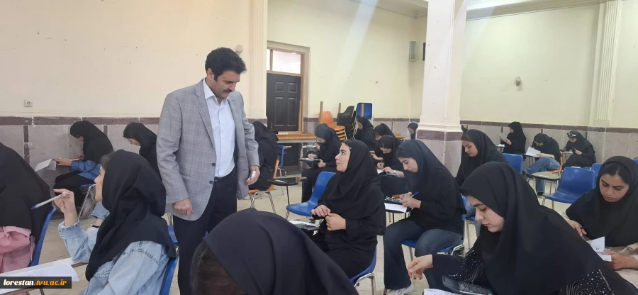 بازدید رئیس دانشگاه ملی مهارت استان لرستان از روند برگزاری امتحانات پایان‌ترم 4