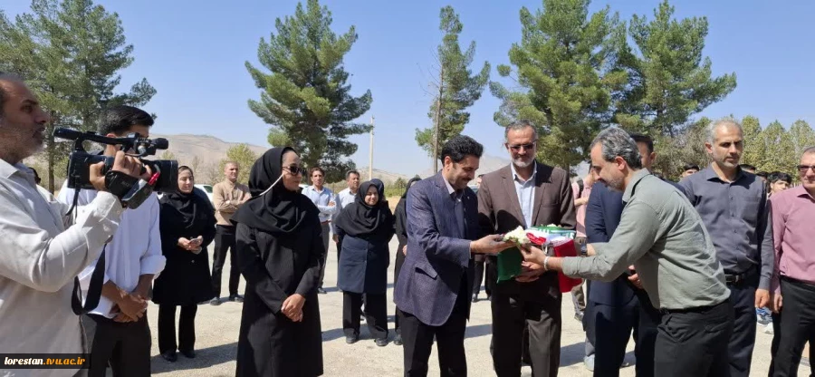 اهتزاز پرچم جمهوری اسلامی ایران در آیین آغاز سال تحصیلی دانشگاه ملی مهارت لرستان 2