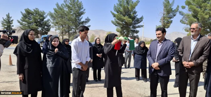 اهتزاز پرچم جمهوری اسلامی ایران در آیین آغاز سال تحصیلی دانشگاه ملی مهارت لرستان 4